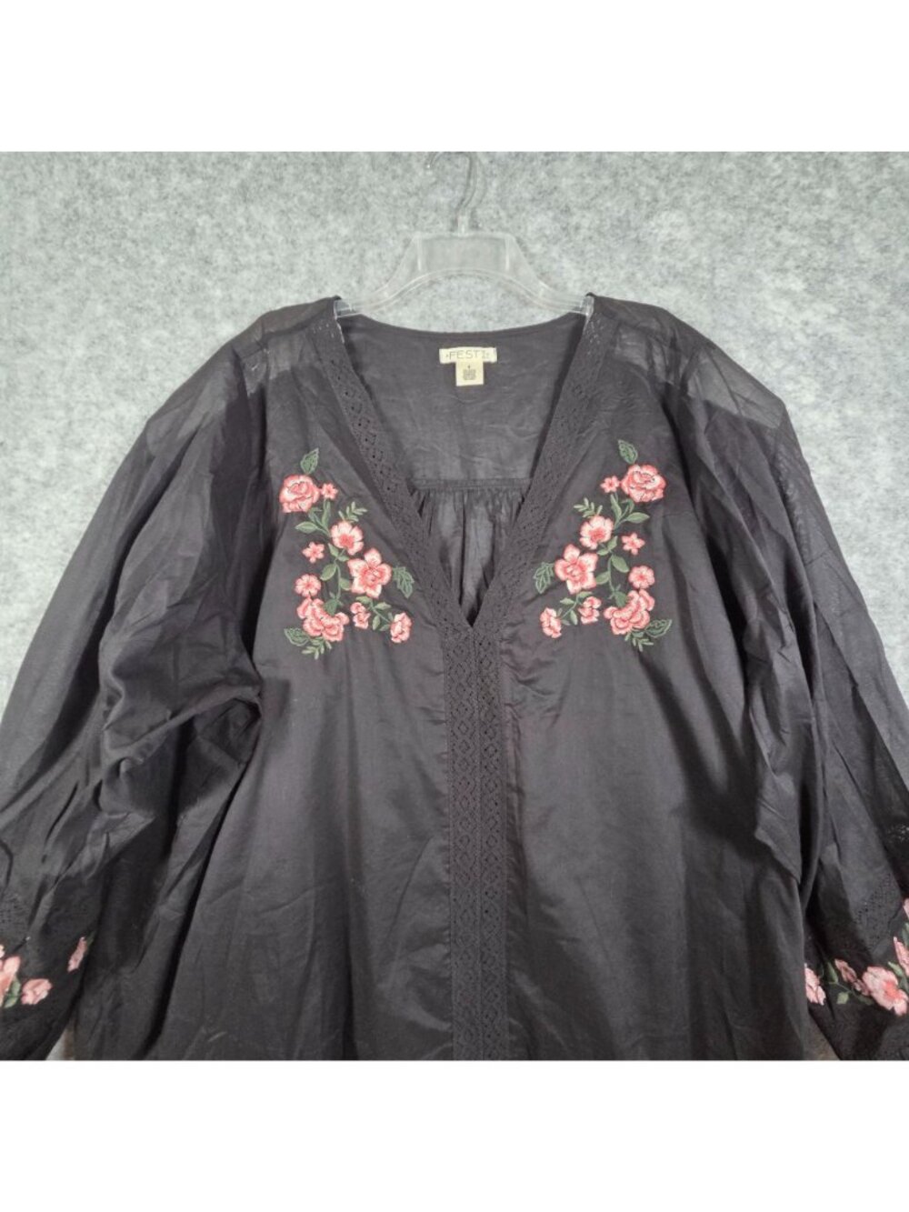 Torrid Festi NWT Women’s Floral Embroidered Popover Blouse Black Size 4 - Picture 2 of 10